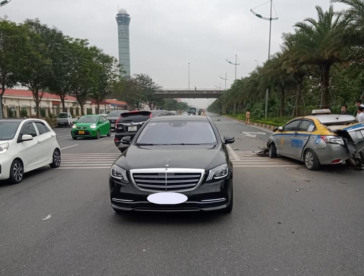 Hình ảnh vụ tai nạn giao thông liên hoàn giữa Toyota Vios, Honda CR-V và Mercedes-Benz S-Class