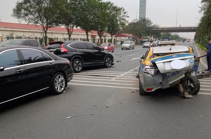 Trục bánh sau của xe bị gãy, dàn áo vò nát khá nặng