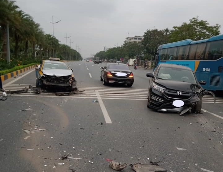 Hình ảnh vụ tai nạn giao thông liên hoàn giữa Toyota Vios, Honda CR-V và Mercedes-Benz S-Class