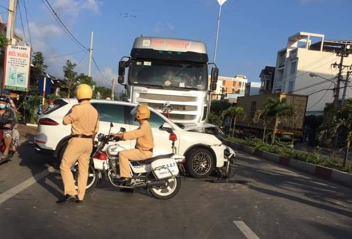 Lực lượng chức năng đang xử lý vụ tai nạn
