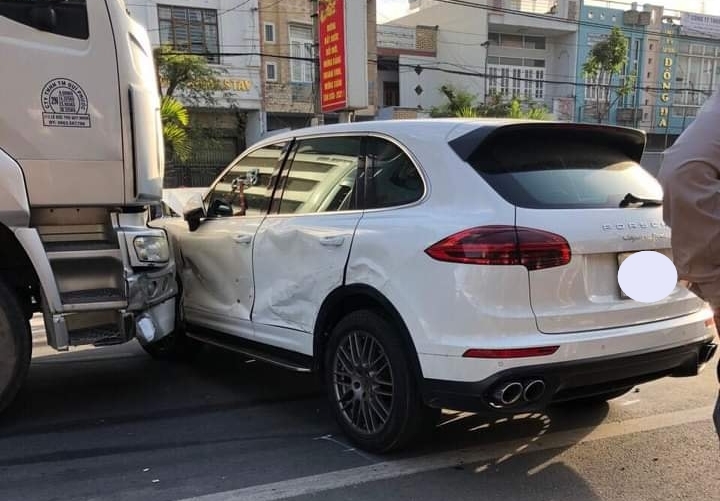 Chiếc xe Porsche Cayenne hư hỏng nặng sau khi bị xe container tông xoay ngang với mặt đường