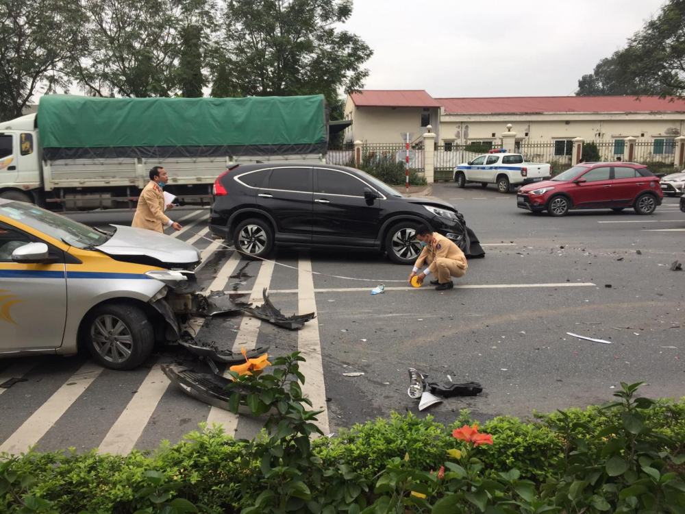 Lực lượng chức năng xử lý vụ tai nạn