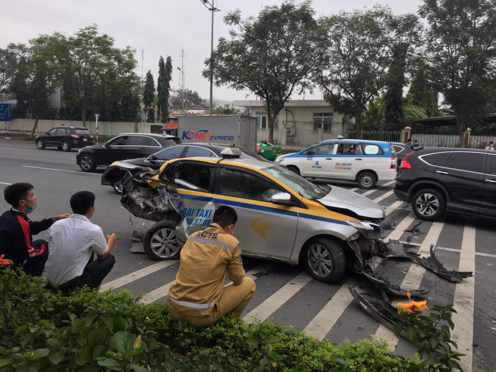 Chiếc xe Toyota Vios chạy taxi thiệt hại khá nặng