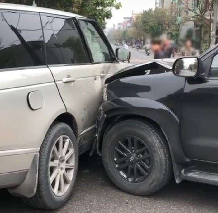Chiếc xe Range Rover bung túi khí rèm sau khi bị Toyota Fortuner tông vào bên hông