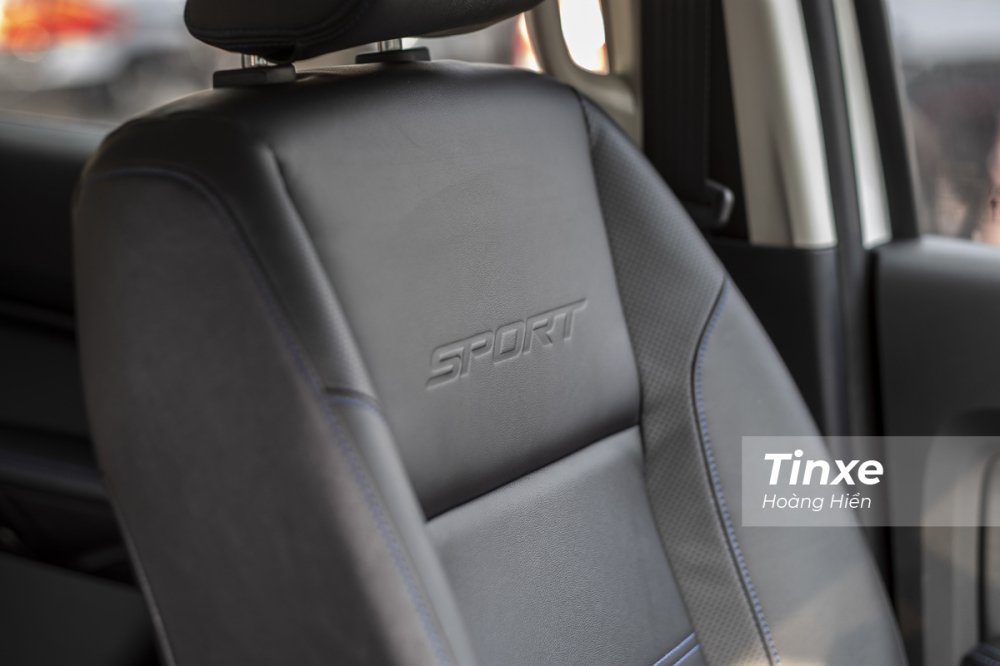 Chữ Sport được dập ch&igrave;m tr&ecirc;n lưng ghế.