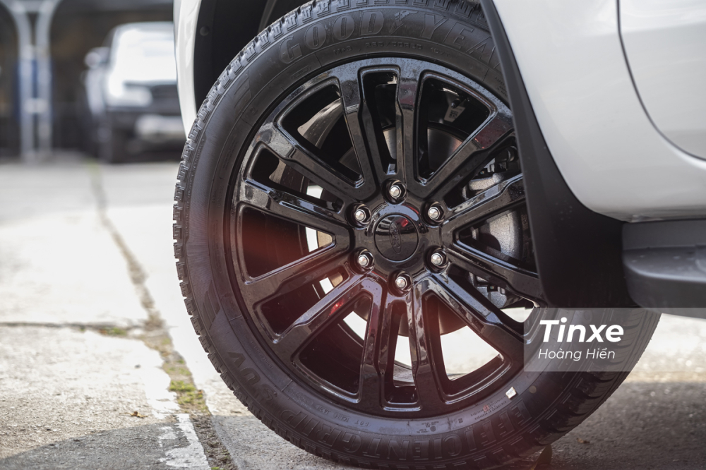 V&agrave;nh hợp kim đa chấu k&iacute;ch thước 20 inch m&agrave;u đen tr&ecirc;n Ford Everest Sport 2021.