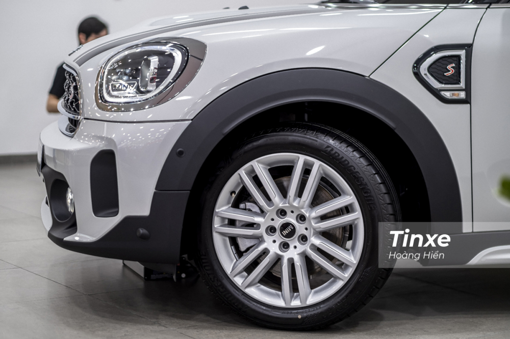 Bộ vành kích thước 18 inch trên MINI Cooper S Countryman 2021 cũng có thiết kế mới với 6 chấu kép.