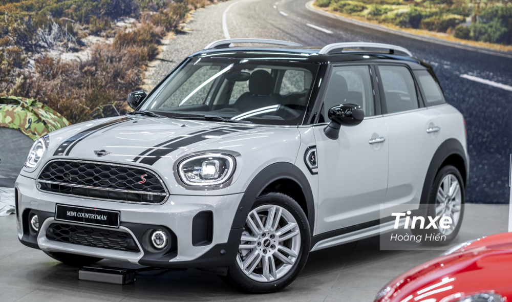MINI Cooper S Countryman 2021 có giá bán khởi điểm từ 2,439 tỉ đồng.