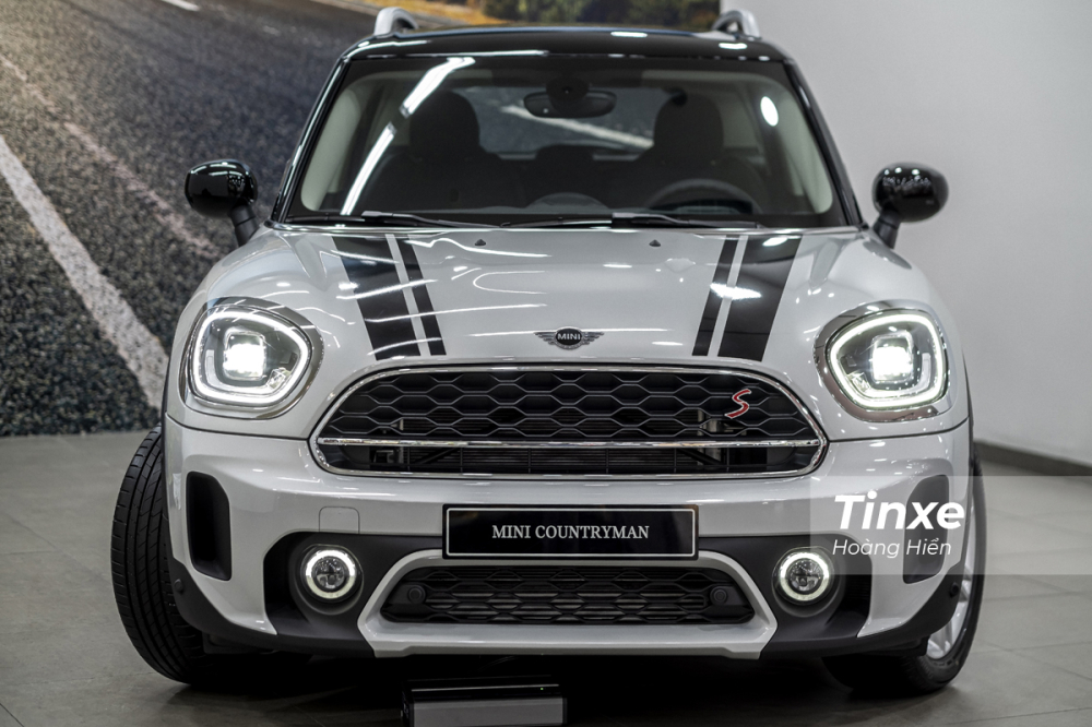 MINI Cooper S Countryman 2021 sở hữu lưới tản nhiệt thiết kế mới với viền mạ chrome bắt mắt.