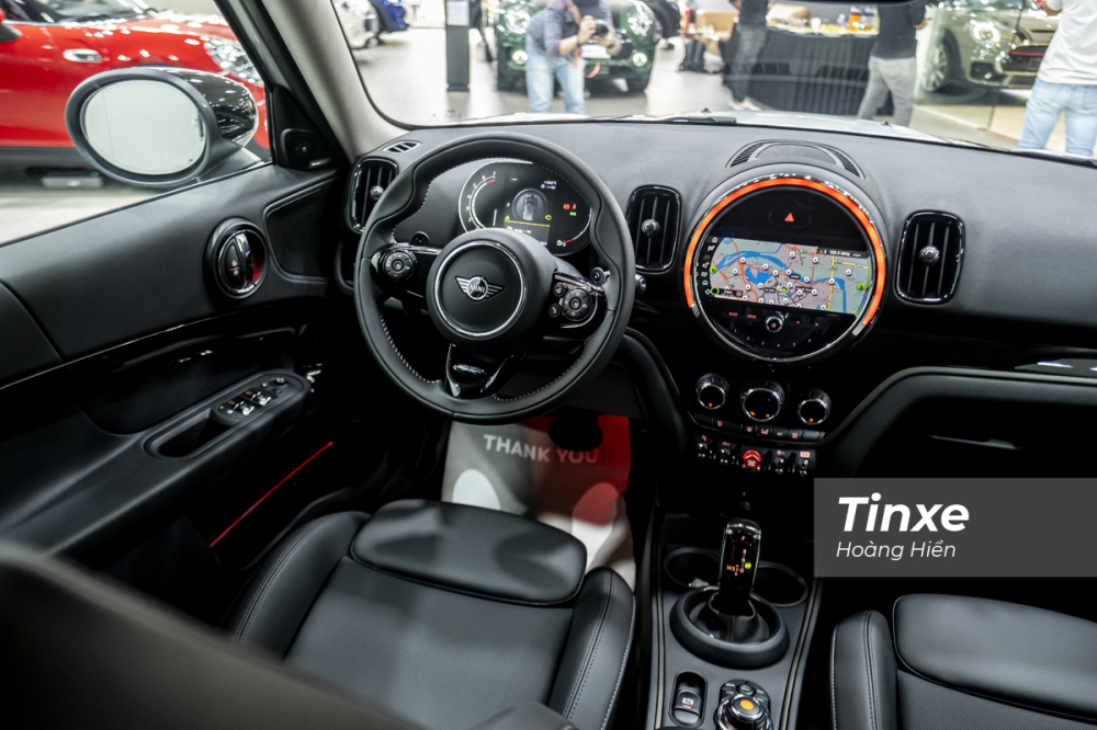 Nội thất của MINI Cooper S Countryman 2021 có sự thay đổi nhẹ để mang dáng vẻ hiện đại hơn.