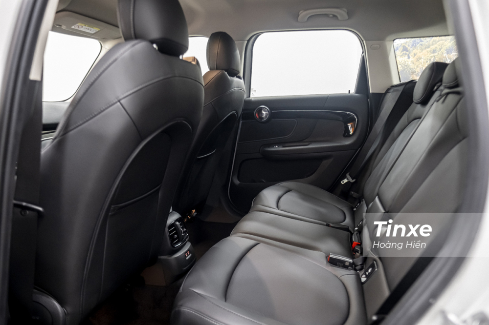 Hàng ghế thứ 2 trên MINI Cooper S Countryman 2021 rộng rãi hơn hẳn những người anh em khác trong cùng gia đình MINI.