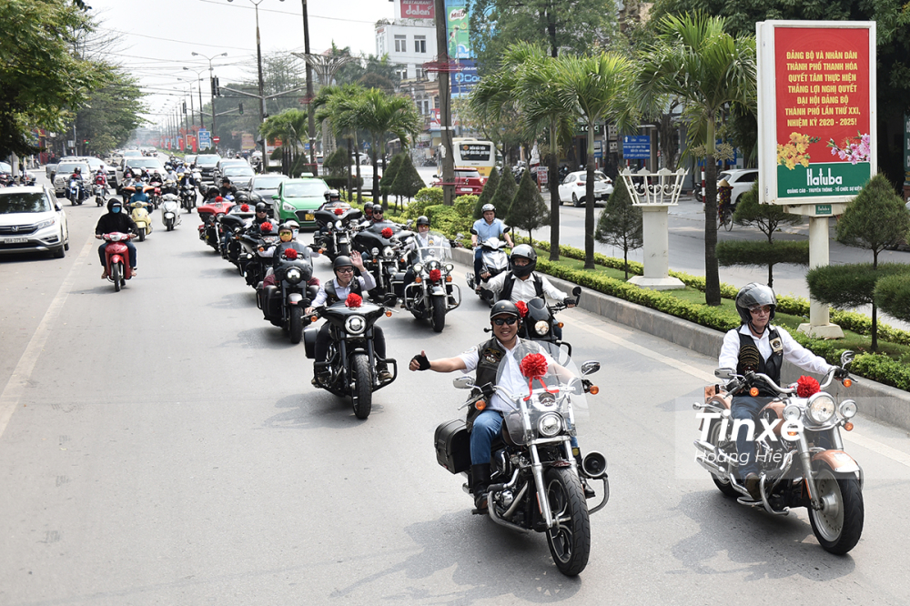 D&agrave;n xe Harley-Davidson của H&agrave; Nội nhanh ch&oacute;ng thu h&uacute;t sự quan t&acirc;m của nhiều người đi đường tr&ecirc;n h&agrave;nh tr&igrave;nh đ&oacute;n d&acirc;u.