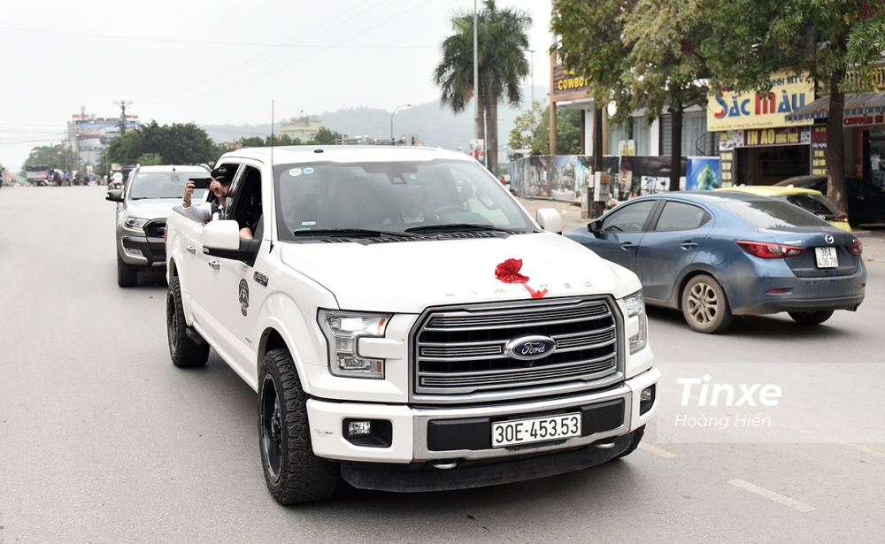 Xe b&aacute;n tải cỡ lớn Ford F-150 cũng l&agrave; một chiếc xe g&acirc;y ch&uacute; &yacute; khi đi c&ugrave;ng đo&agrave;n đ&oacute;n d&acirc;u.
