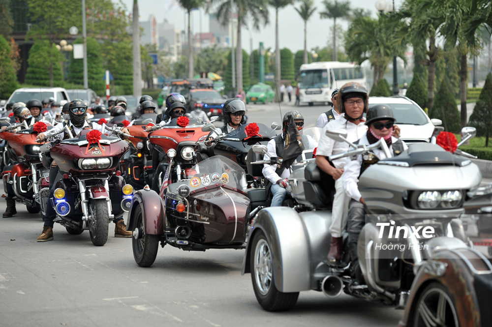 Đo&agrave;n xe Harley-Davidson đ&ocirc;ng đảo đi đ&oacute;n d&acirc;u tại Thanh Ho&aacute;.