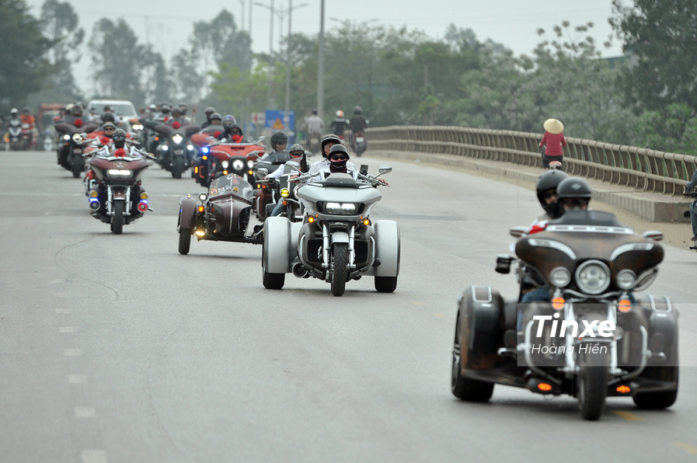 Tại buổi đ&oacute;n d&acirc;u, những chiếc xe Harley-Davidson với kiểu d&aacute;ng 3 b&aacute;nh v&agrave; sidecar cũng đ&atilde; xuất hiện c&ugrave;ng nhau.