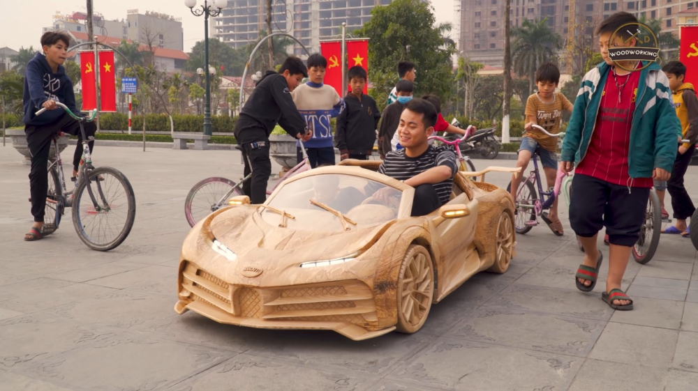 Anh Đạo và con trai ngồi trên chiếc Bugatti Centodieci bằng gỗ Anh Đạo và con trai ngồi trên chiếc Bugatti Centodieci bằng gỗ