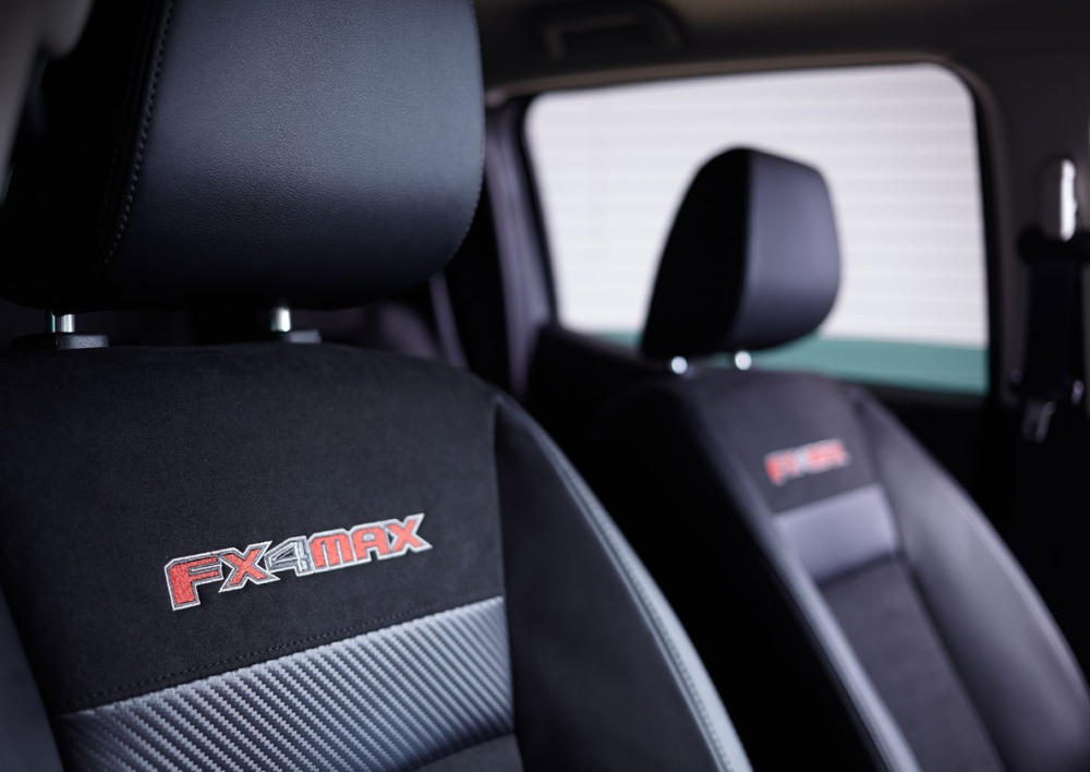 Ghế bọc da, phối sợi carbon v&agrave; da lộn của Ford Ranger FX4 Max 2021