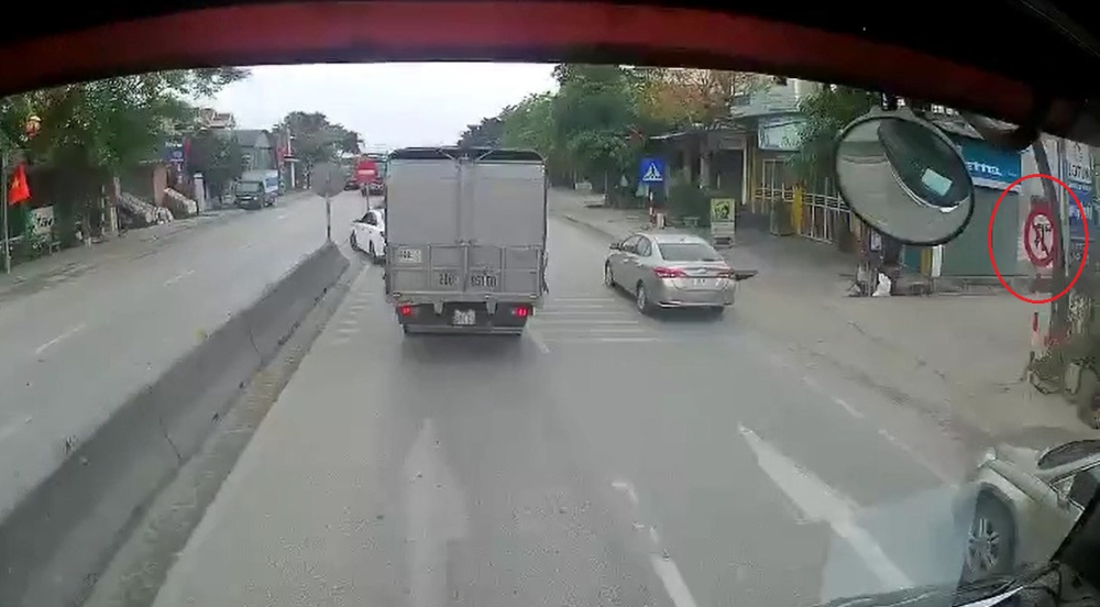 Chiếc Kia Cerato rẽ trái để sang đường tại nơi có biển cấm quay đầu
