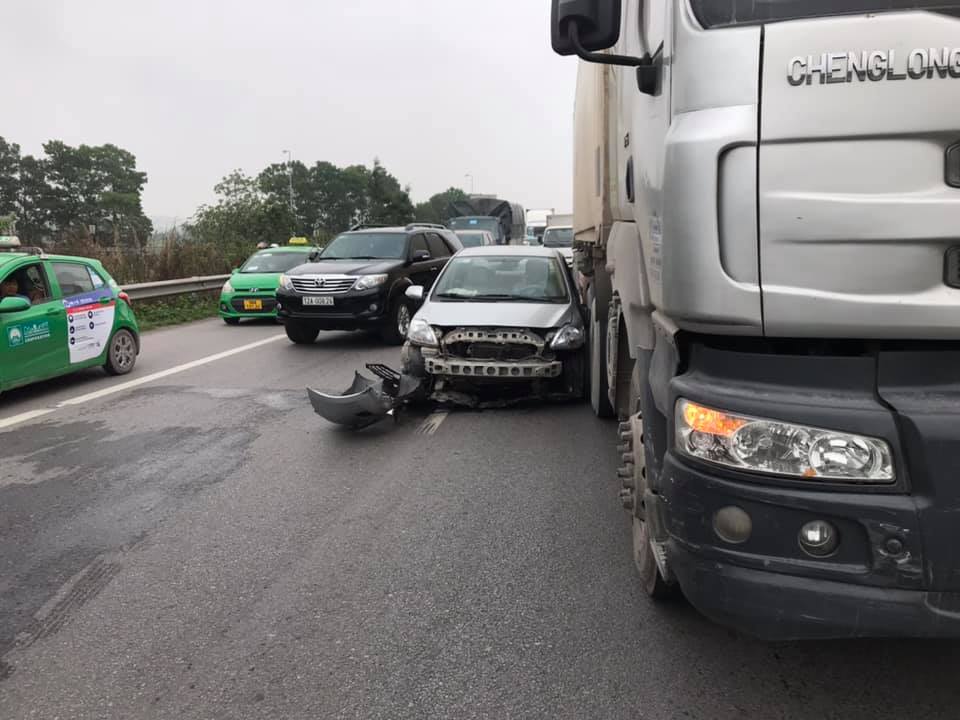 Thiệt hại của chiếc xe Toyota Vios sau khi bị xe container tông trúng