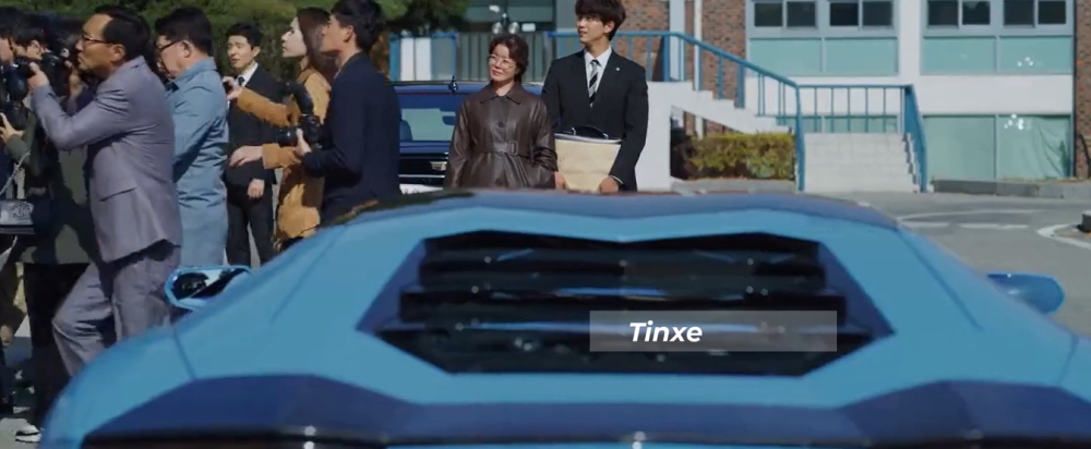 Nhưng nhanh chóng bị lu mờ khi Vincenzo Cassano và Hong Cha Young đến toà trên chiếc siêu xe Lamborghini Aventador Nhưng nhanh chóng bị lu mờ khi Vincenzo Cassano và Hong Cha Young đến toà trên chiếc siêu xe Lamborghini Aventador
