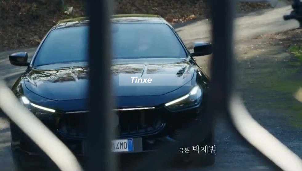 Chiếc xe Maserati Ghibli này có màu sơn đen tuyền Chiếc xe Maserati Ghibli này có màu sơn đen tuyền