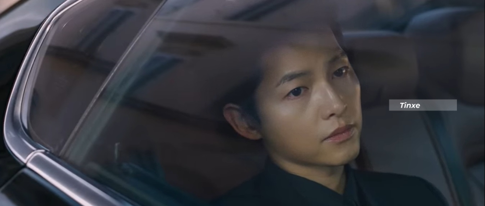 Song Joong Ki ngồi hàng ghế sau của Maserati Ghibli để đến nhà của một ông trùm mafia nhằm dàn xếp cho chủ nhân đã qua đời của mình Song Joong Ki ngồi hàng ghế sau của Maserati Ghibli để đến nhà của một ông trùm mafia nhằm dàn xếp cho chủ nhân đã qua đời của mình