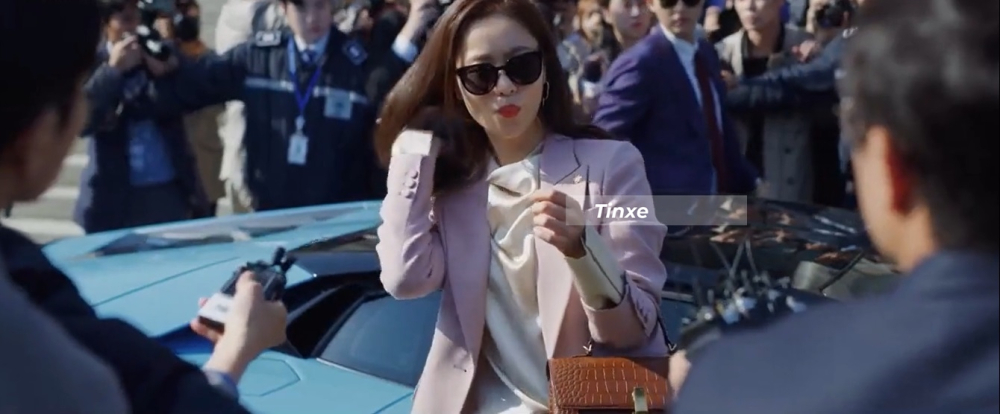 Hong Cha Young liên tục tạo dáng cùng siêu xe Lamborghini Aventador LP700-4 khi được phóng viên chụp ảnh và phỏng vấn Hong Cha Young liên tục tạo dáng cùng siêu xe Lamborghini Aventador LP700-4 khi được phóng viên chụp ảnh và phỏng vấn