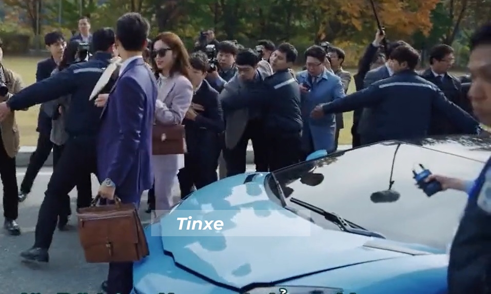 Chi tiết gây khó hiểu khi lấy hồ sơ xong, Vincenzo Cassano quên đóng nắp khoang hành lý của siêu xe Lamborghini Aventador Chi tiết gây khó hiểu khi lấy hồ sơ xong, Vincenzo Cassano quên đóng nắp khoang hành lý của siêu xe Lamborghini Aventador