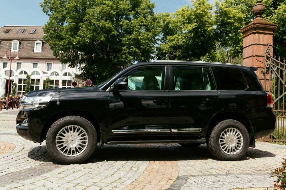 Chiếc Toyota Land Cruiser bọc th&eacute;p, chống đạn
