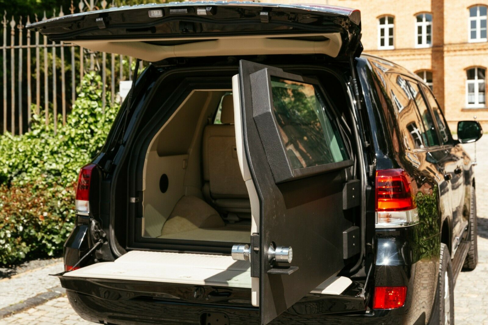 Chiếc Toyota Land Cruiser bọc th&eacute;p n&agrave;y c&oacute; trọng lượng gần 5 tấn