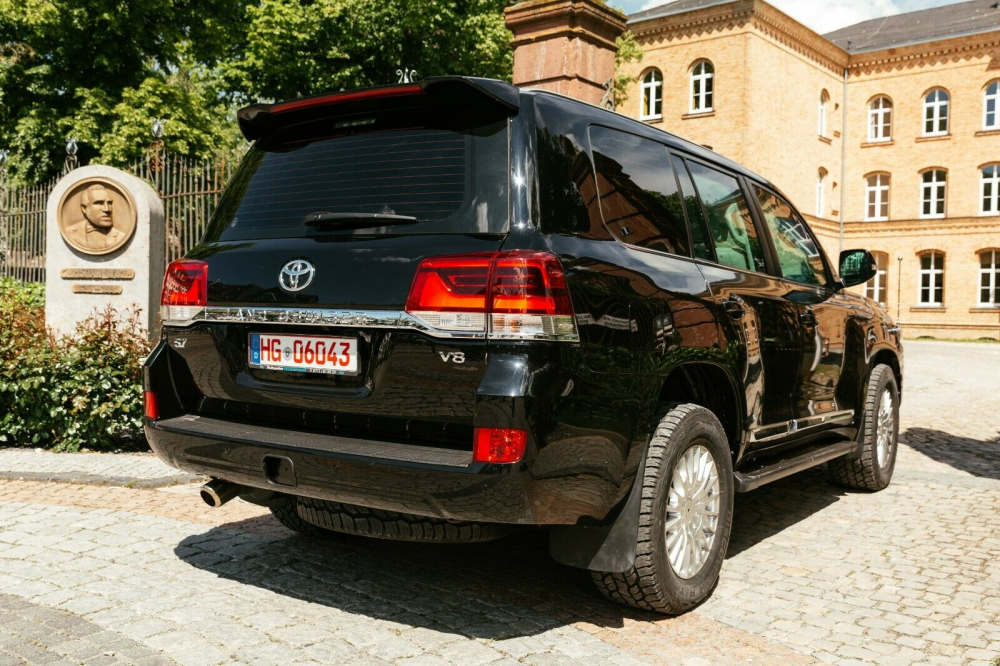 Chiếc Toyota Land Cruiser n&agrave;y d&ugrave;ng động cơ xăng V8, dung t&iacute;ch 5.7L