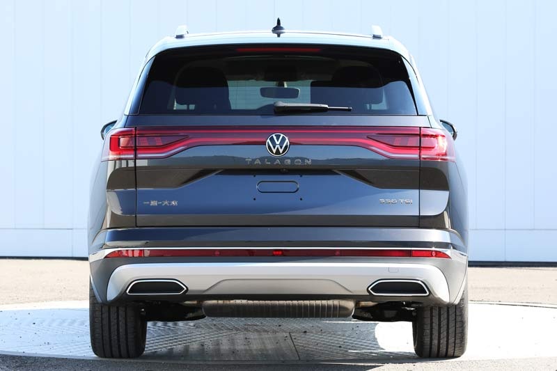 Volkswagen Talagon nhìn từ phía sau Volkswagen Talagon nhìn từ phía sau