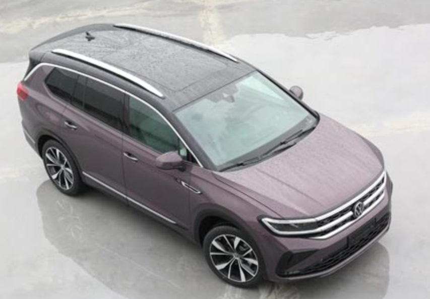 Volkswagen Talagon có baga nóc và đường mạ crôm ôm lấy nóc xe Volkswagen Talagon có baga nóc và đường mạ crôm ôm lấy nóc xe