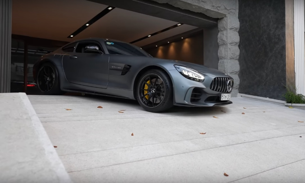 Cường Đô-la lái siêu xe Mercedes-AMG GT R cùng những người bạn đi khảo sát đường đua drag