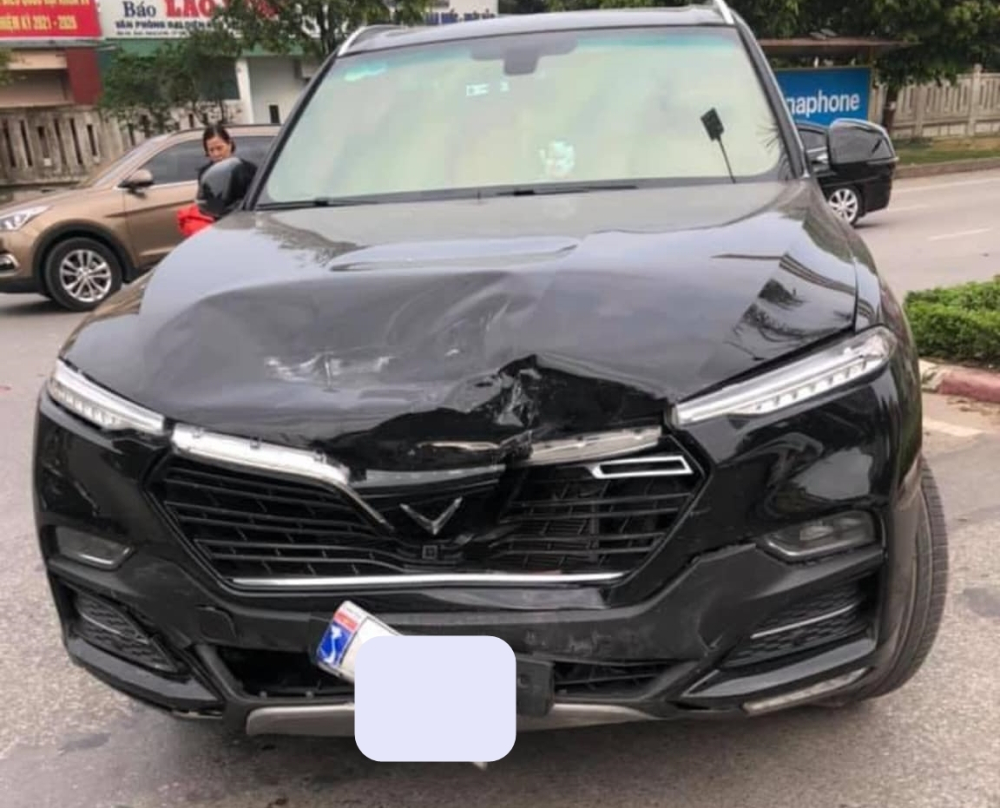 Thiệt hại của chiếc xe VinFast LUX SA2.0 sau khi t&ocirc;ng v&agrave;o đu&ocirc;i xe Toyota Vios