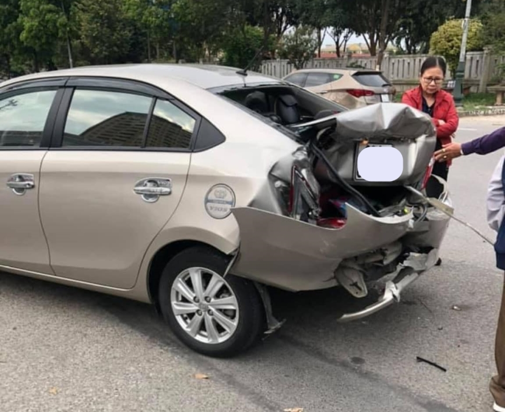 Chiếc Toyota Vios bị v&ograve; n&aacute;t đu&ocirc;i xe