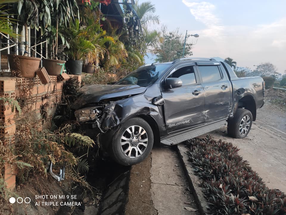 Chiếc xe Ford Ranger tại hiện trường vụ tai nạn