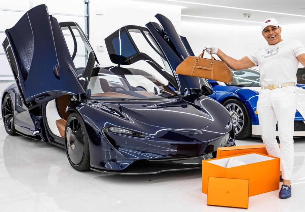 Manny Khoshbin hào hứng với các quà tặng của Hermes khi ông đặt hàng mua McLaren Speedtail Hermes