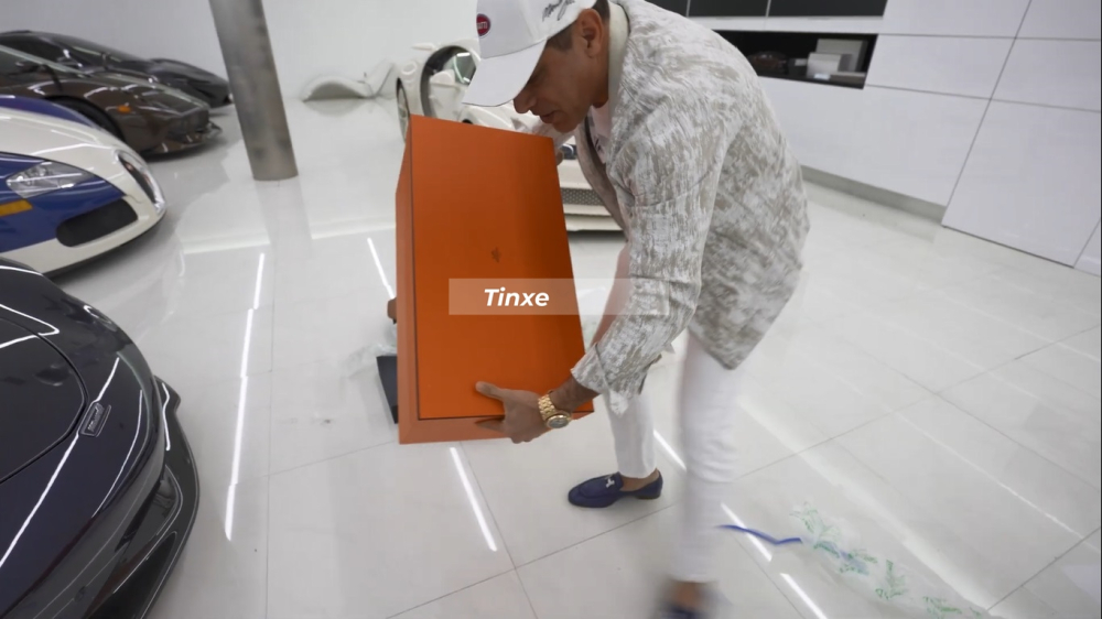 Một hộp quà siêu khổng lồ của Hermes dành tặng cho chủ nhân McLaren Speedtail Hermes