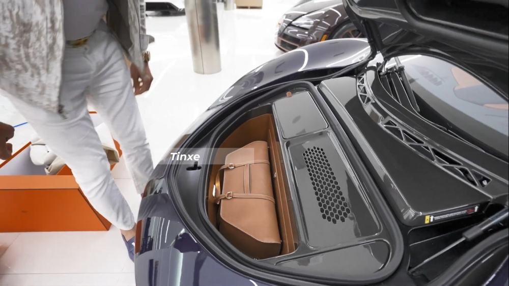 Các góc cạnh của túi xách được xử lý làm sao vừa khít với khoang chứa đồ xe McLaren Speedtail Hermes