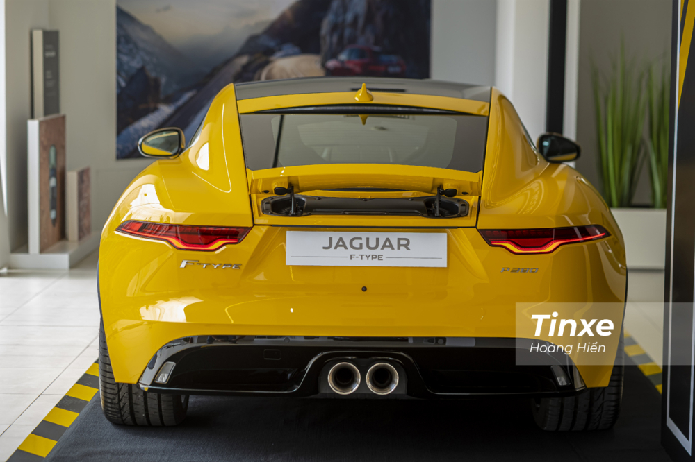 Jaguar F-Type 2021 khi nh&igrave;n từ ph&iacute;a sau tr&ocirc;ng rất nở hậu.