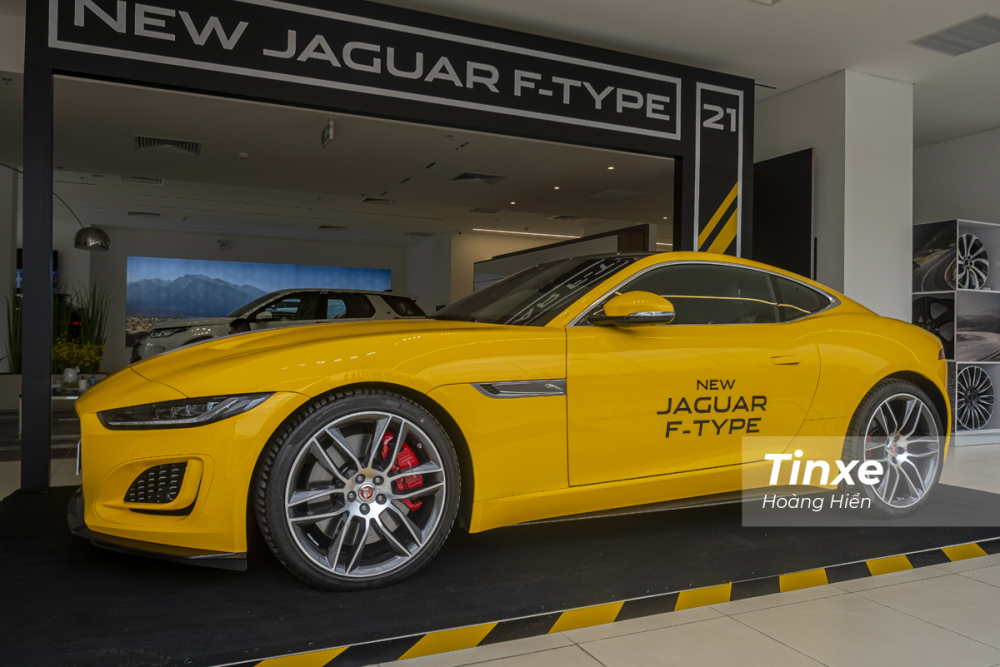 Jaguar F-Type Coupe 2021 được ch&agrave;o b&aacute;n với gi&aacute; khởi điểm từ 7,235 tỉ đồng tại Việt Nam.