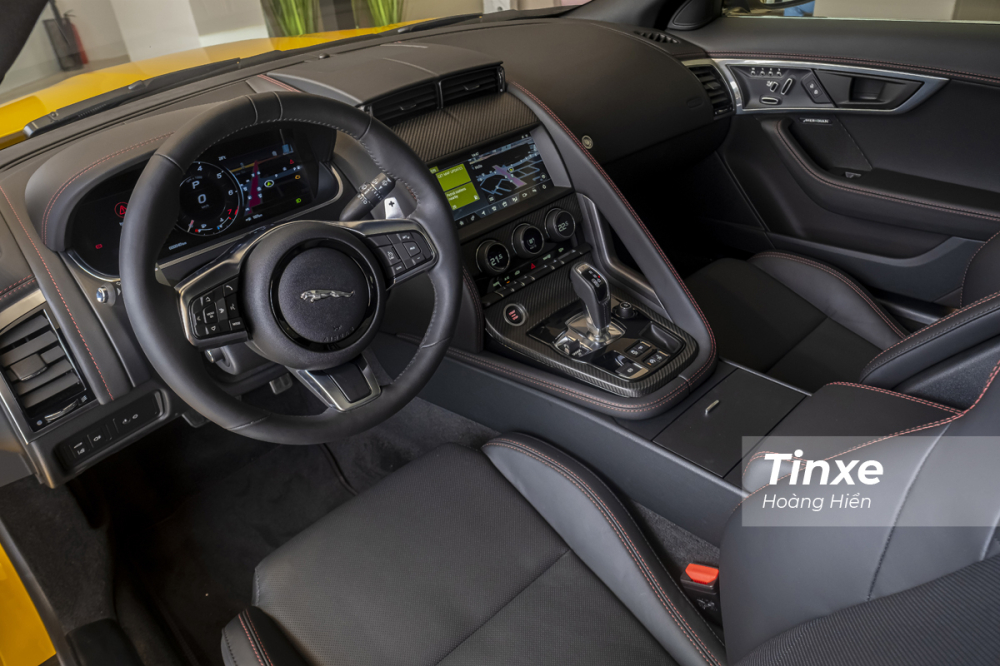 Kh&ocirc;ng gian nội thất b&ecirc;n trong Jaguar F-Type Coupe 2021 d&ugrave; đơn giản nhưng đẹp, thực dụng v&agrave; đậm chất thể thao.