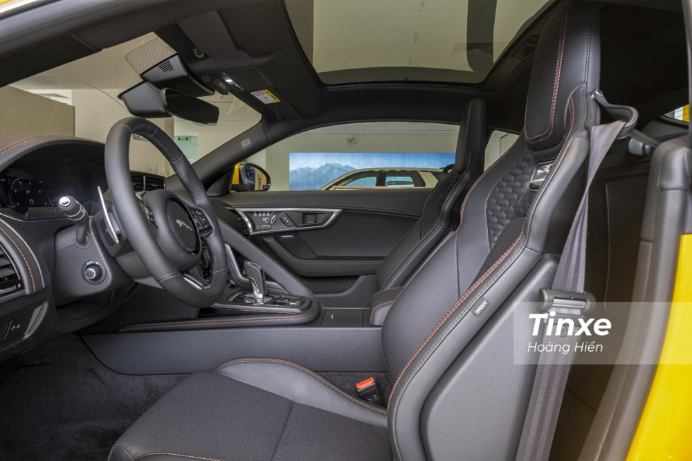 Vửa sổ trời to&agrave;n cảnh được trang bị tr&ecirc;n Jaguar F-Type 2021.