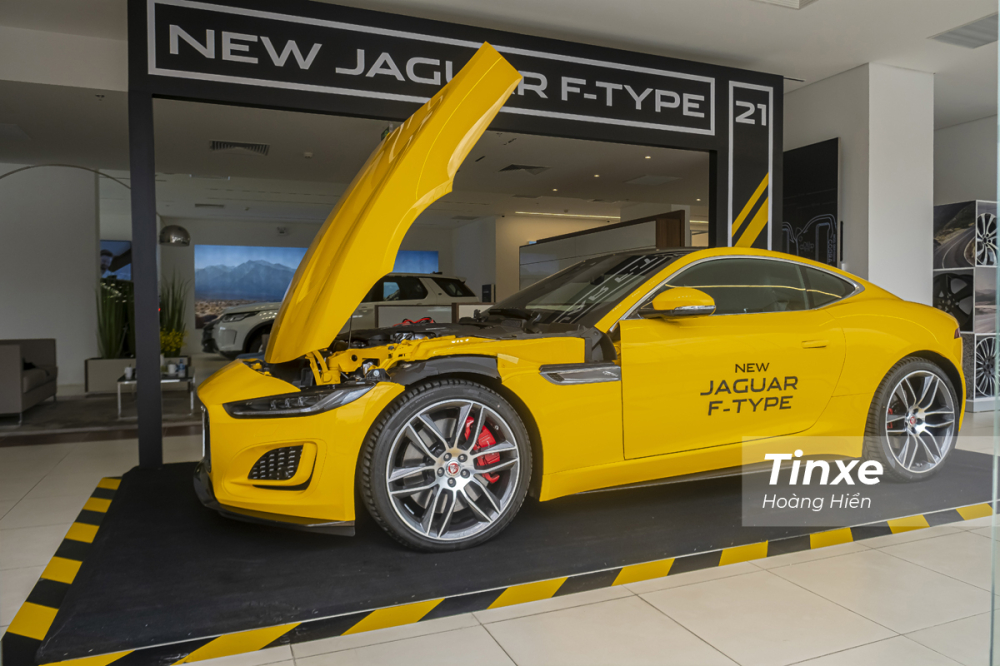 Jaguar F-Type 2021 c&oacute; c&aacute;c trang bị an to&agrave;n nhằm hướng tới việc tối ưu khả năng vận h&agrave;nh v&agrave; hỗ trợ người l&aacute;i kiểm so&aacute;t xe.