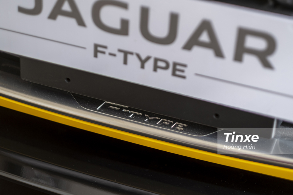 Logo F-Type được in ch&igrave;m tr&ecirc;n viền mạ chrome của lưới tản nhiệt.