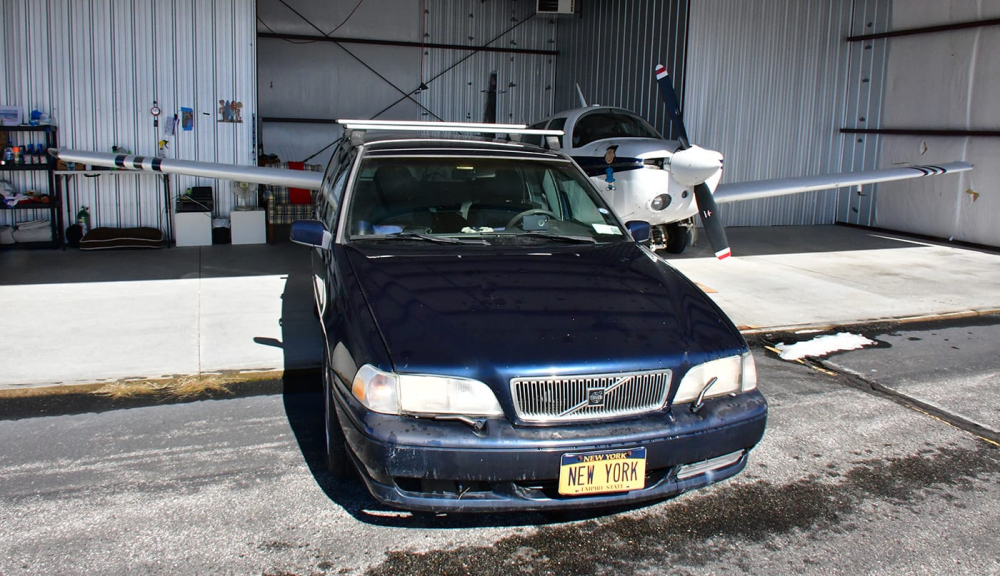 Tấm biển giờ đây được rao bán cùng một chiếc Volvo V70 cũ