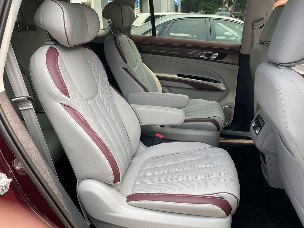 2 ghế thương gia ở giữa của Ford Equator 2021