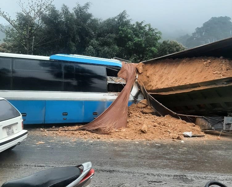 Hiện trường vụ tai nạn xe khách và xe tải