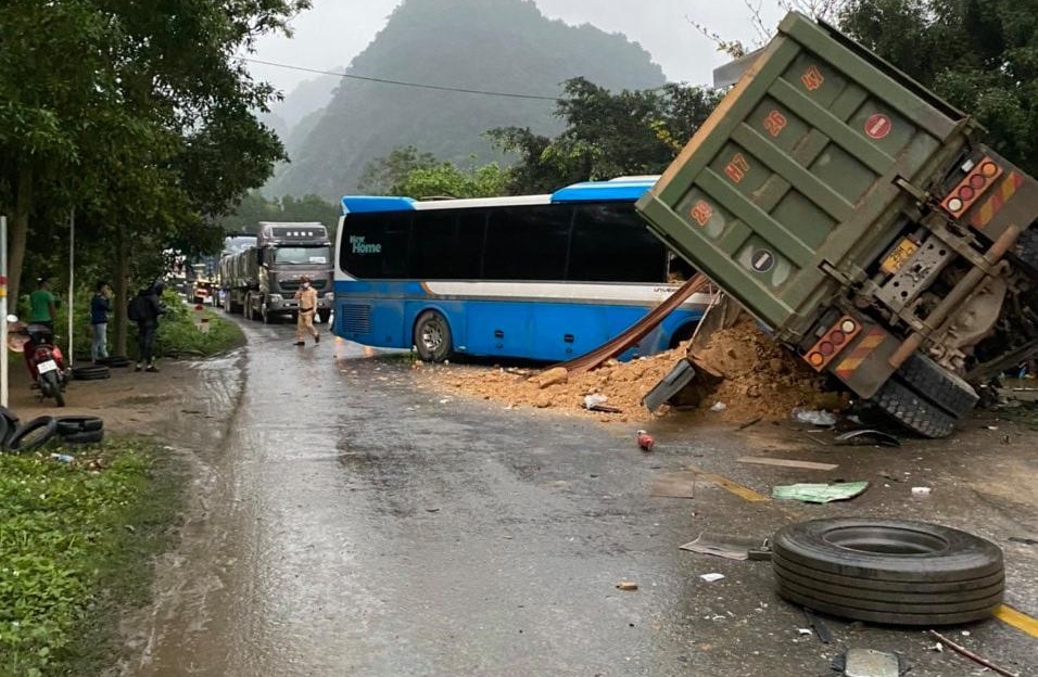 Giao thông qua QL21 ùn tắc